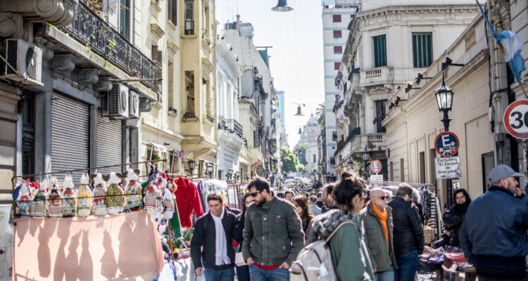 Si bien reportan caída mensual de actividad económica en Argentina, el dato interanual es auspicioso