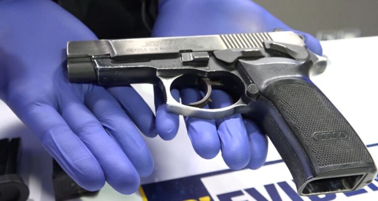 PDI incauta arma de policía argentina en operativo contra bandas de crimen organizado en Santiago