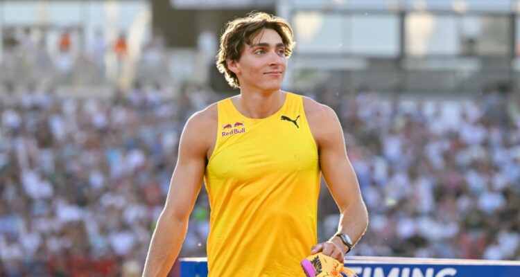 Armand Duplantis estableció nuevo récord mundial en salto con pértiga.