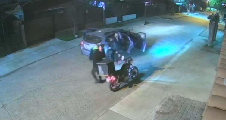 Repartidor sufre violento asalto cuando entregaba pedido en Conchalí: le robaron hasta la moto