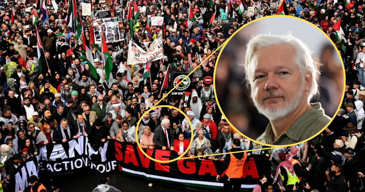 Julian Assange aparece en el centro de la foto con traje oscuro y corbata en color rojo.