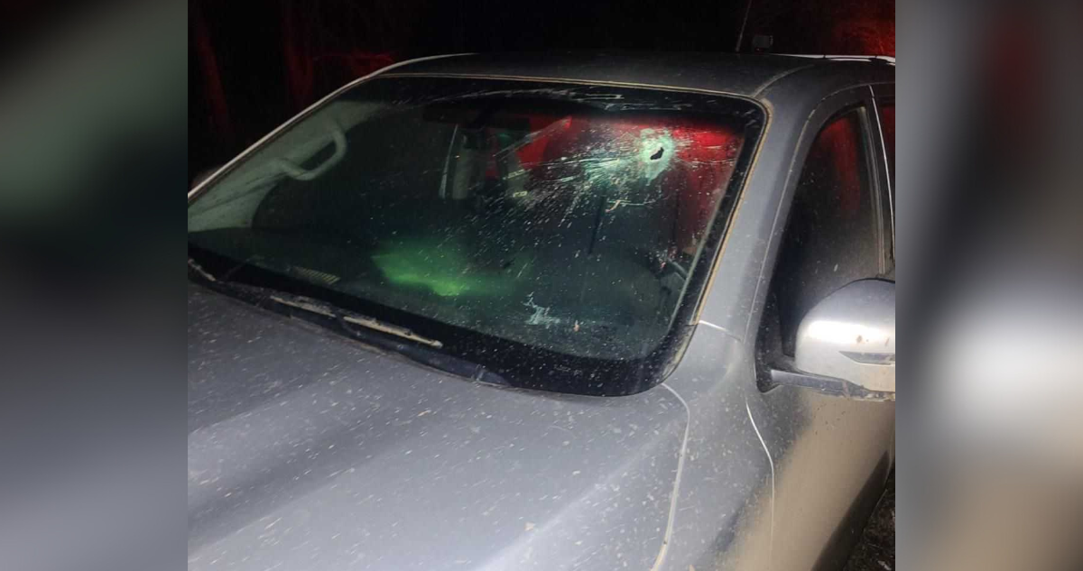 Impacto de bala en vehículo tras ataque armado en Victoria