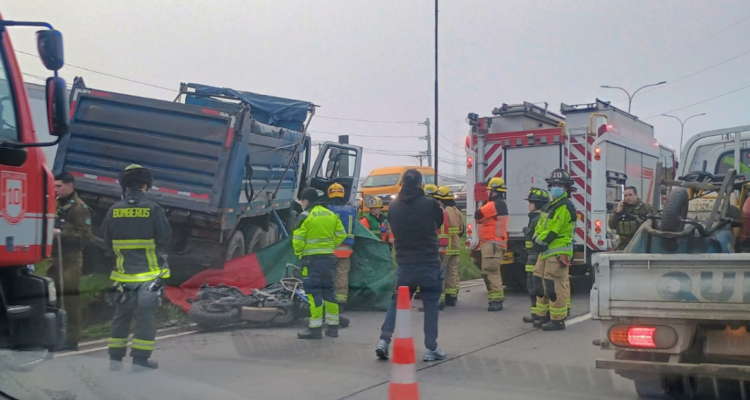 Sitio del suceso donde motociclista atropellado por camión