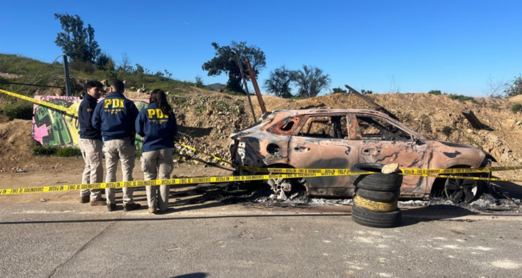 Encuentran auto que pertenecería a víctima asesinada en Curacaví: delincuentes lo quemaron
