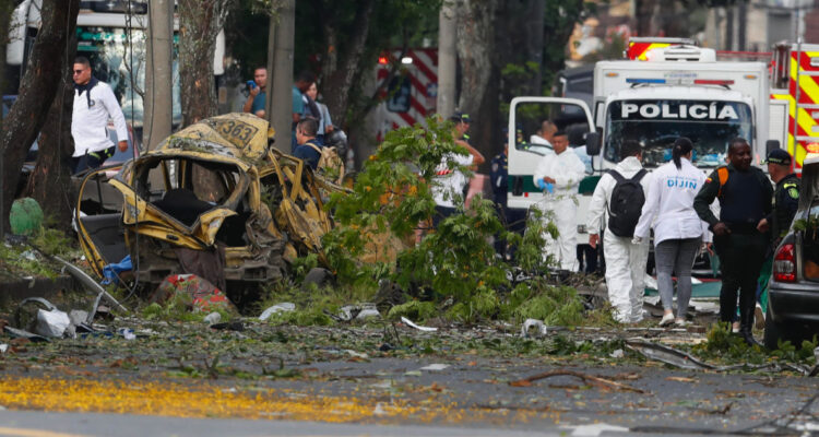 Autoridades confirman 6 muertos y 50 heridos por atentado de coche bomba en base aérea de Colombia