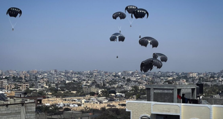 Aviones de carga militares lanzan suministros de ayuda humanitaria en Deir al Balá, Gaza