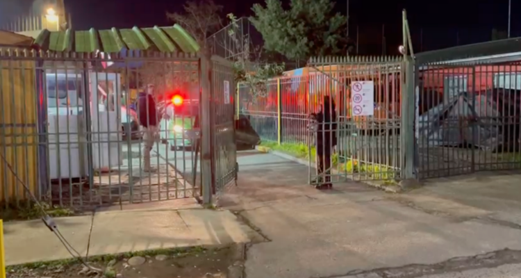 Hombre muere tras ser abandonado en un cesfam de Puente Alto: tenía dos disparos