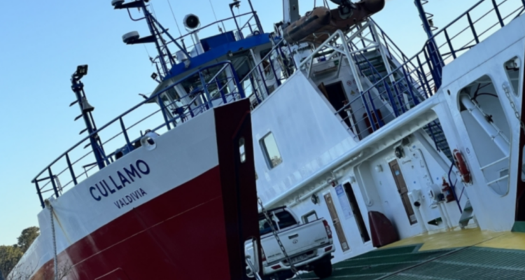 Nave parte del servicio de barcazas entre Valdivia y Corral
