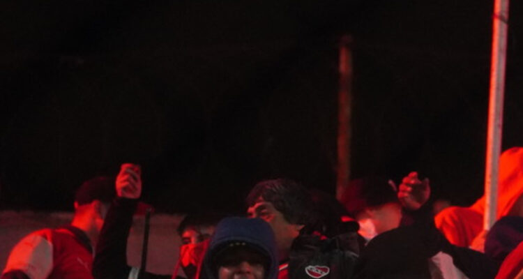 barra de Independiente en incidentes en duelo ante La U