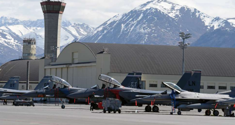 Aviones F-15 y F-16 de la Fuerza Aérea de EEUU en la Base Conjunta Elmendorf-Richardson