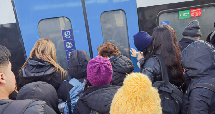 Personas esperando a subir a Biotren