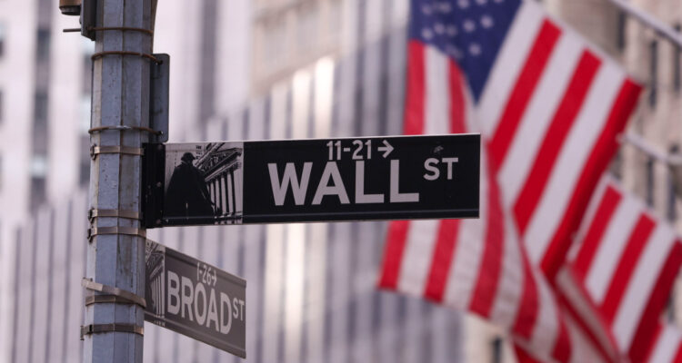 Wall Street abrió en rojo marcado por la caída de Walmart y atento a la reunión de la Fed