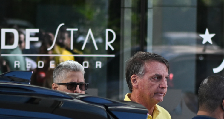 Bolsonaro dejó prisión domiciliar para someterse a exámenes médicos a una semana de su condena