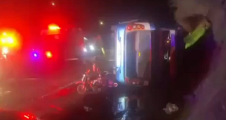 Bus intercomunal volcó en ruta que une San Javier y Constitución.