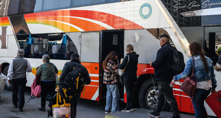 Fin de semana largo: DT fiscalizará que empresas de buses interurbanos cumplan normativa laboral
