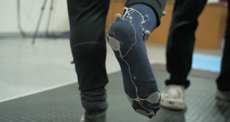 Prototipo de calcetines y plantillas inteligentes que están trabajando investigadores de la UACh