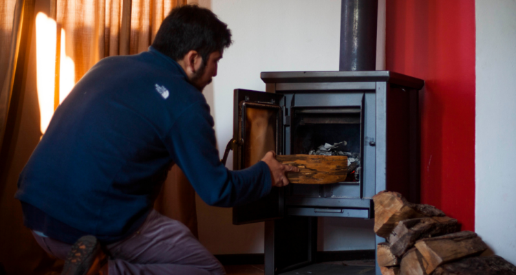Así puedes cambiar tu estufa a leña por un calefactor a pellet, si vives en estas 14 comunas