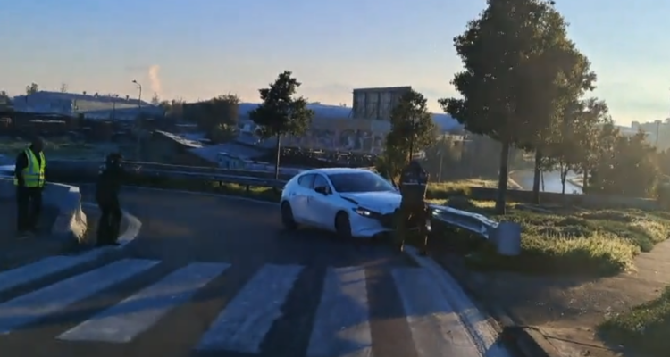 Carabineros frustra a balazos robo de vehículo tras colisión múltiple en Cerrillos