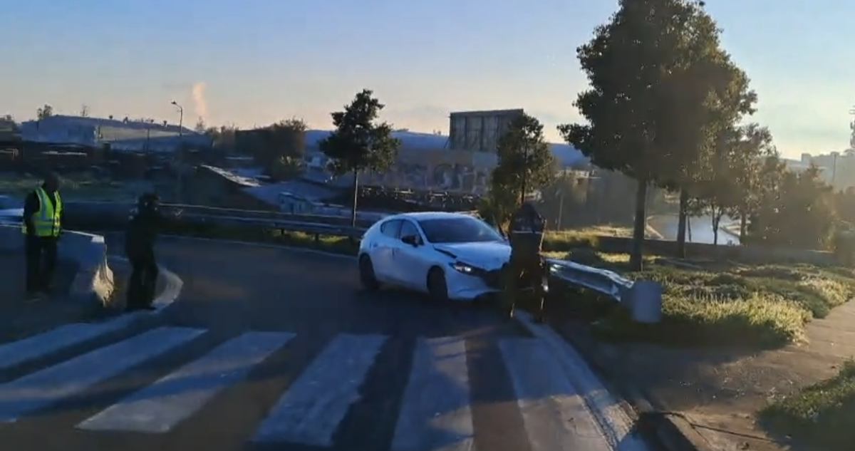 Carabineros frustra a balazos robo de vehículo tras colisión múltiple en Cerrillos