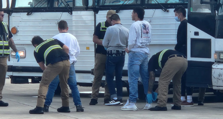 Imagen de archivo de migrantes saliendo de una cárcel del ICE de EEUU