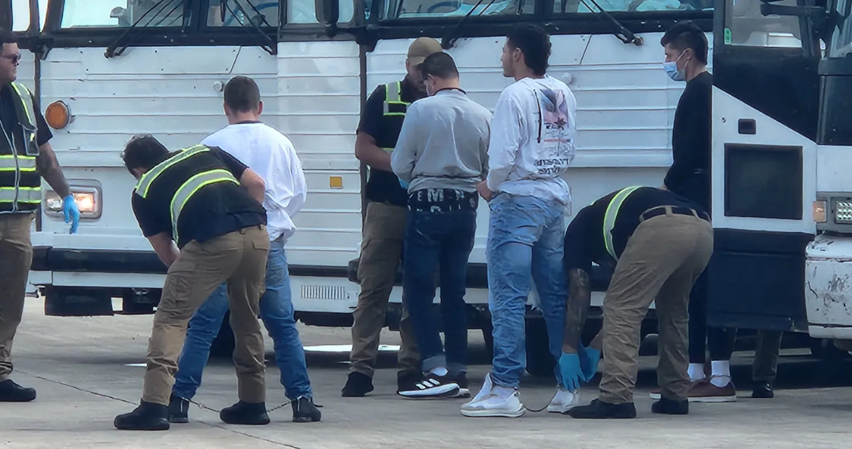 Imagen de archivo de migrantes saliendo de una cárcel del ICE de EEUU