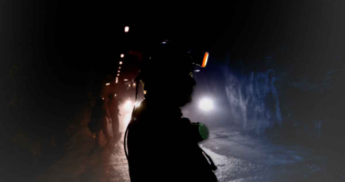 Minero con luces atrás.