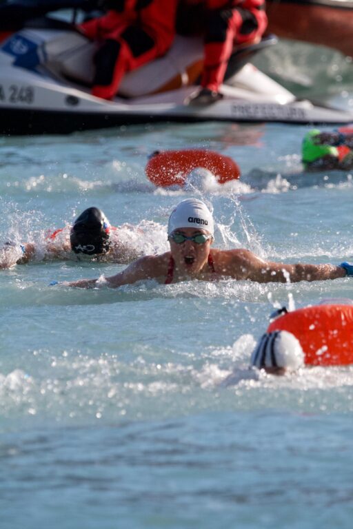 Kyarha durante una competencia de aguas gélidas.