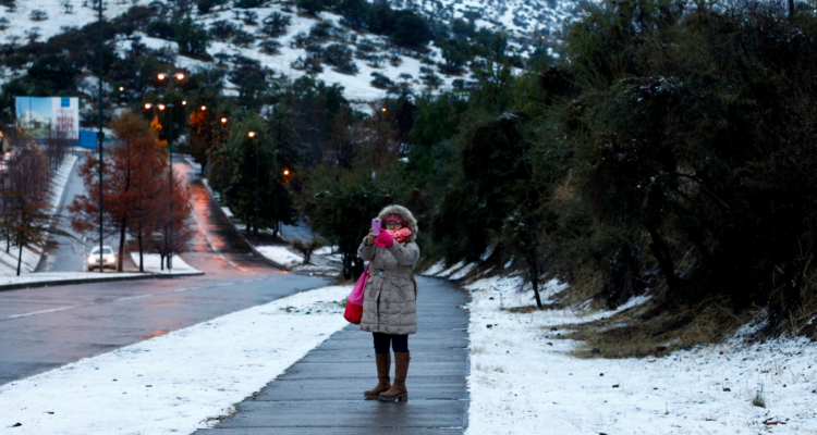CGE y Enel activan planes preventivos en la RM por sistema frontal frío que llegaría con nieve