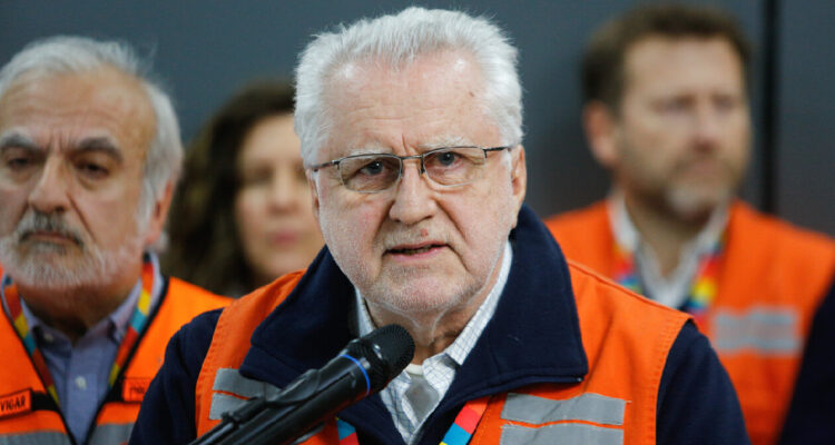 Trabajadores en El Teniente quieren que Pacheco se vaya de Codelco tras tragedia de los seis mineros