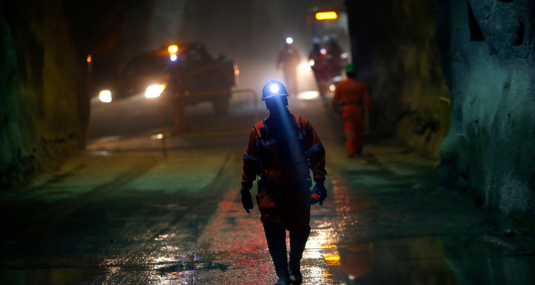 Codelco reanuda operaciones en sectores no afectados por la tragedia.