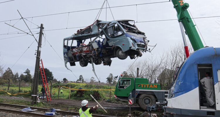 Colisión de micro con Biotren en San Pedro de la Paz