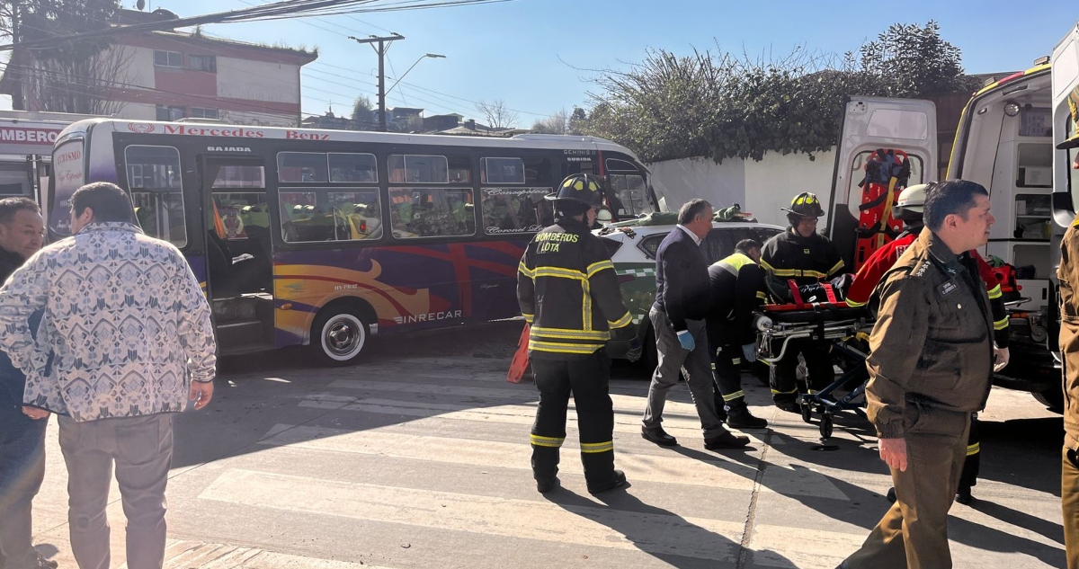 Colisión de patrulla policial con microbús en Lota
