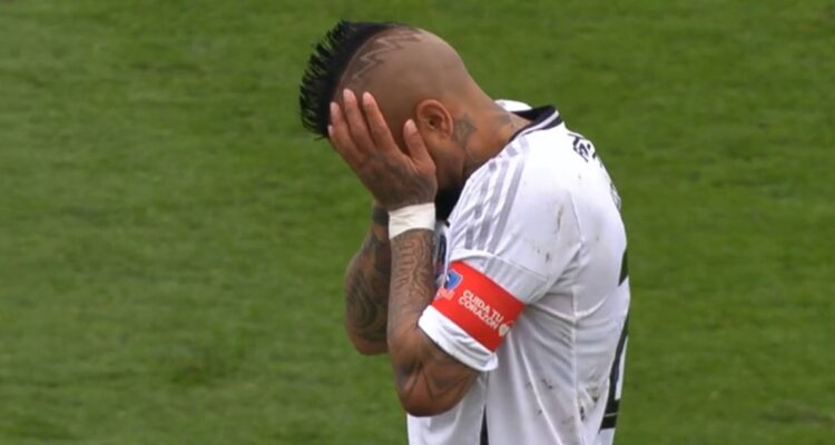 Arturo Vidal fue pifiado por hinchas de Colo Colo.