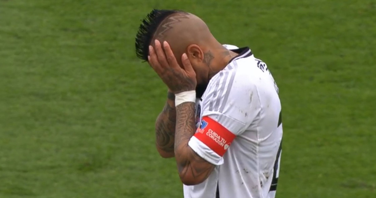 Arturo Vidal fue pifiado por hinchas de Colo Colo.