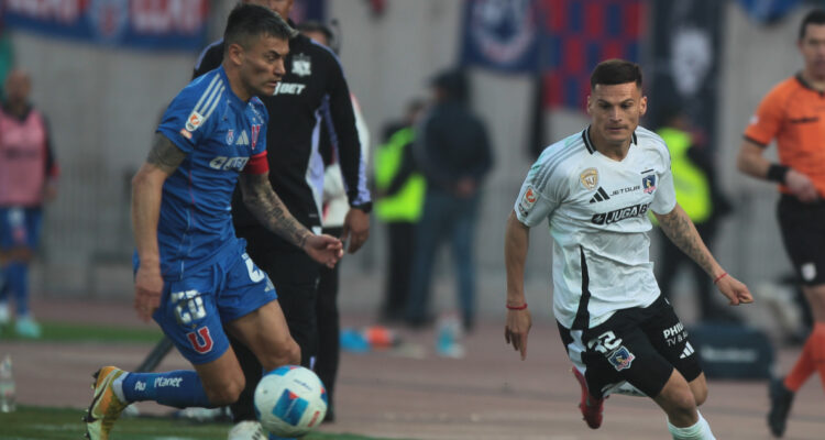 Colo Colo y La U enfrentándose en Liga de Primera