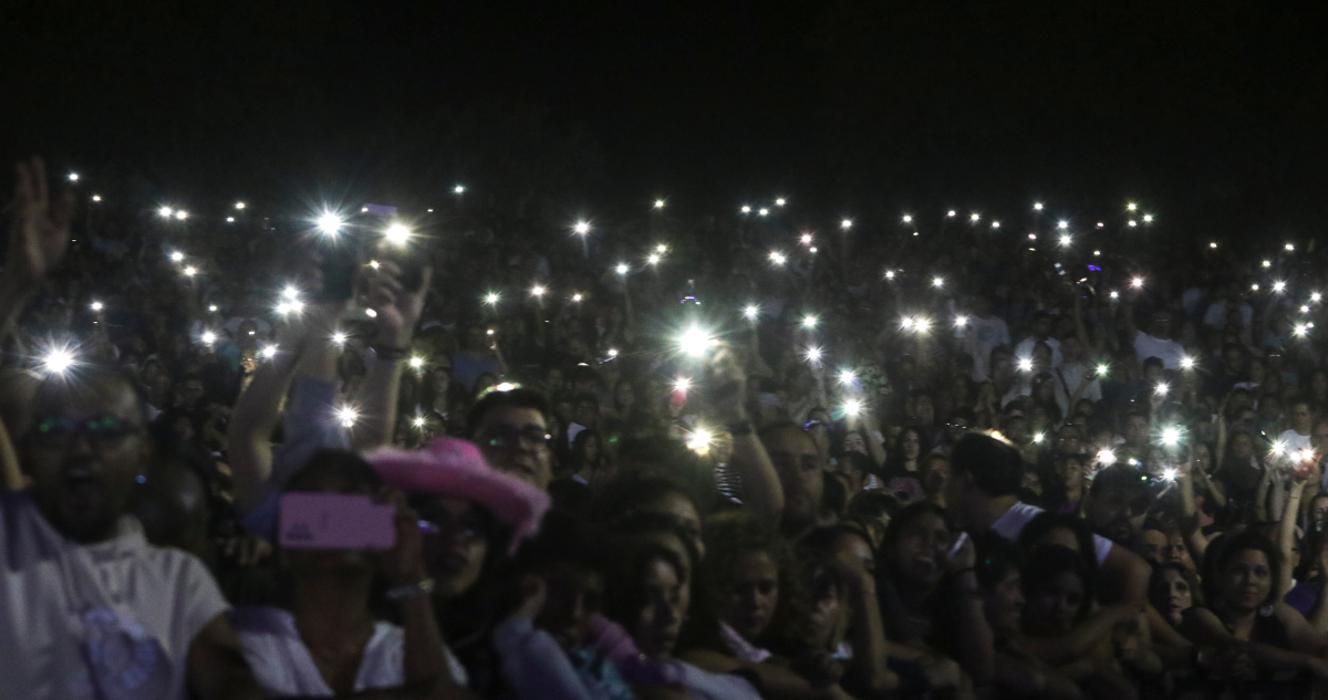 Personas disfrutando concierto en Puerto Montt