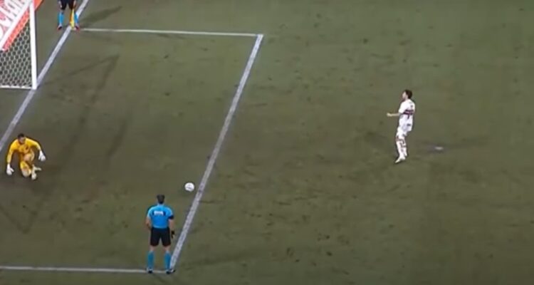 Gonzalo Tapia erró penal en eliminación de Sao Paulo.