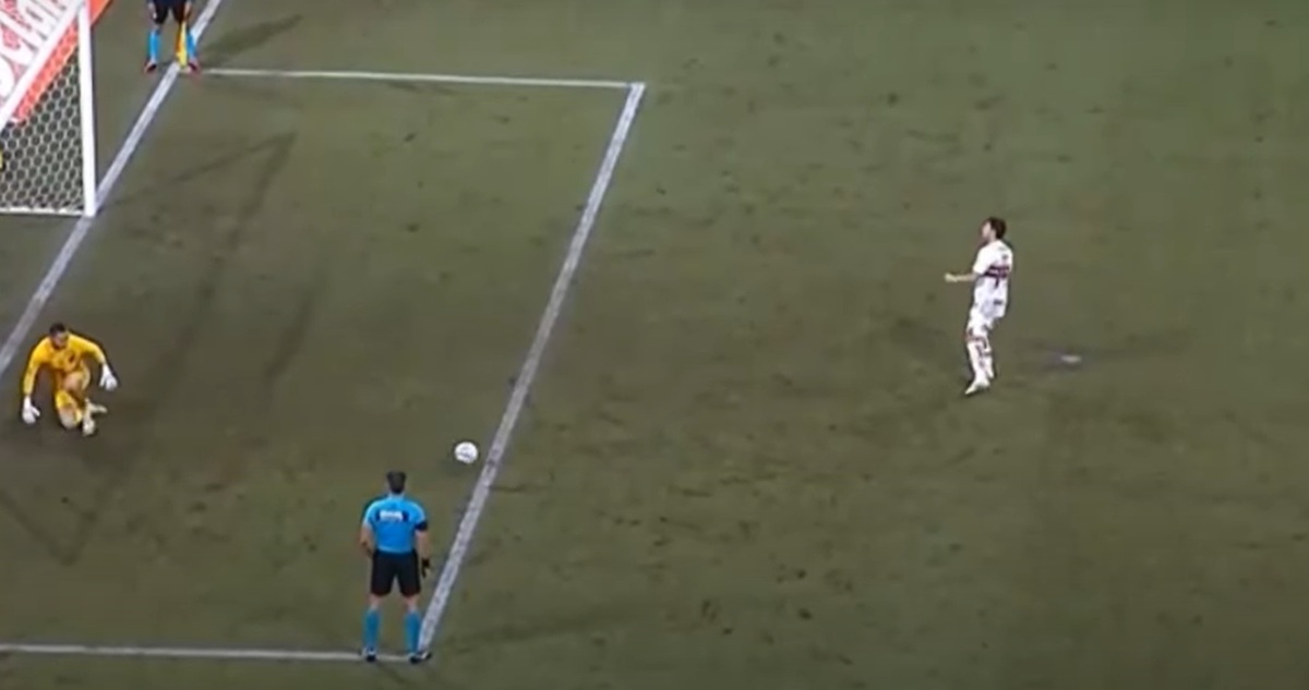 Gonzalo Tapia erró penal en eliminación de Sao Paulo.