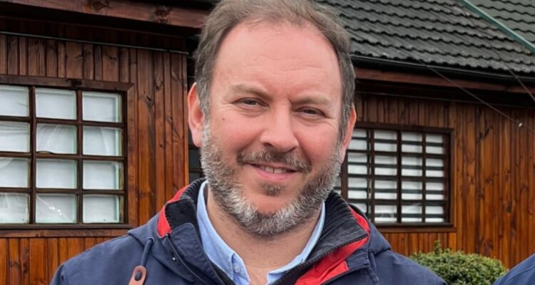 Cristian Niera, candidato republicano acusado de querer crear fundación para financiar campaña