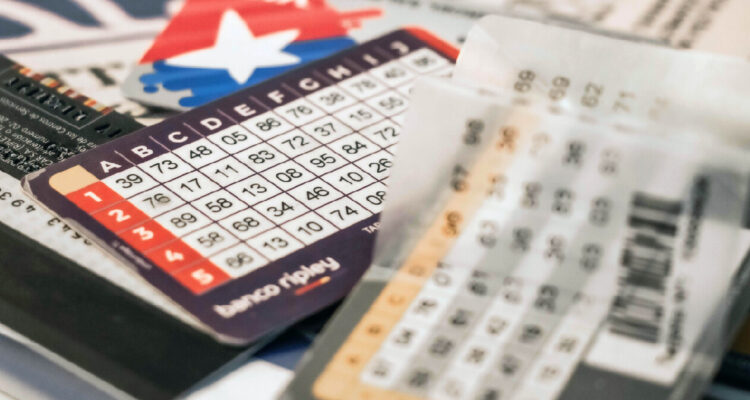 Advierten dificultades para los adultos mayores por fin de tarjeta de coordenadas: CMF defiende medida