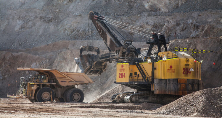 La producción industrial creció en julio mientras la minería vuelve a anotar caídas