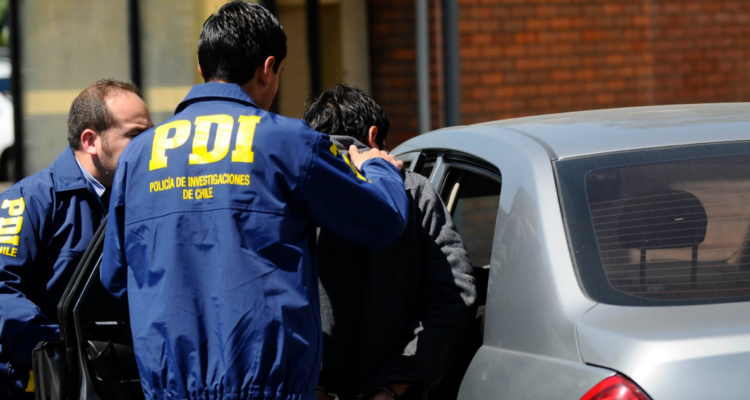 Personal de la PDI llevando a detenido por robos en Viña del Mar