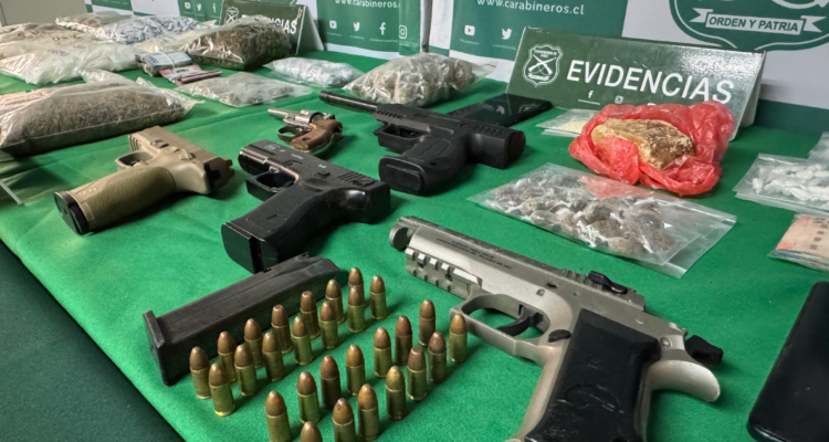 Detienen a 8 personas con drogas, dinero, armamento y municiones en Pudahuel.