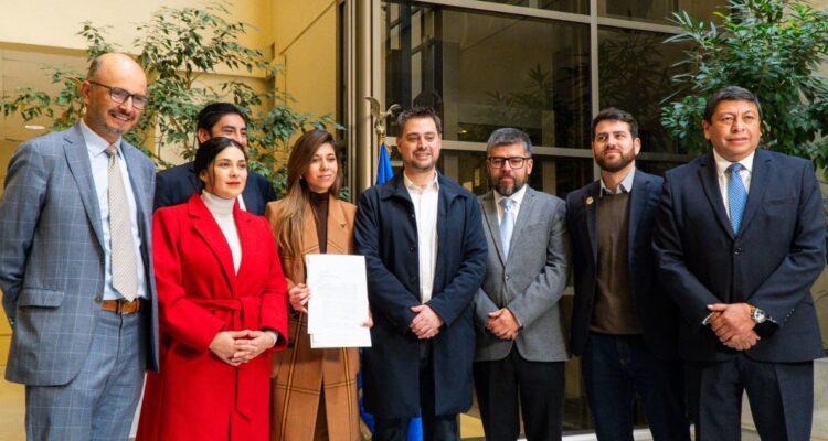 Oficialismo denuncia ante Fiscalía “fake news” en campañas: piden que declaren Matthei y Kast