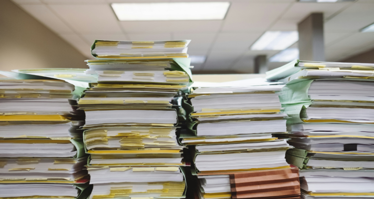 escritorio lleno de documentos