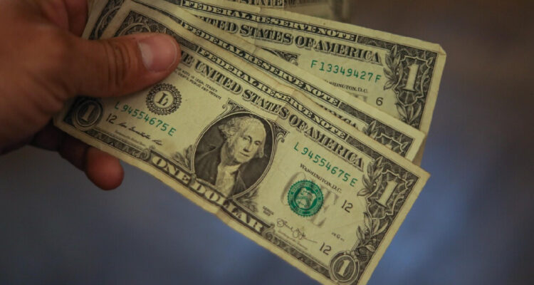 Dólar cierra plano tras marcada alza por decisión del Banco Central