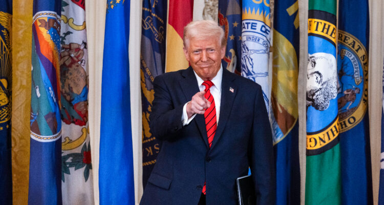 Trump amenaza con aranceles y limitar chips a países que no quiten impuestos a tecnológicas de EEUU