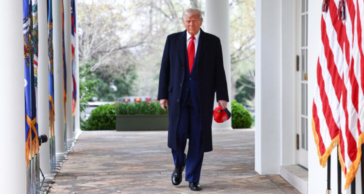 Entraron en vigor los nuevos aranceles de Trump y arrecia la guerra comercial con sus socios