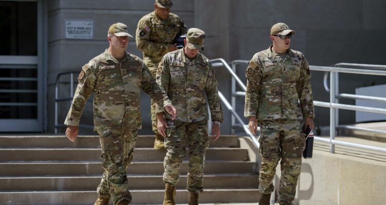 Miembros de la Guardia Nacional en el DC Armory en Washington D.C.