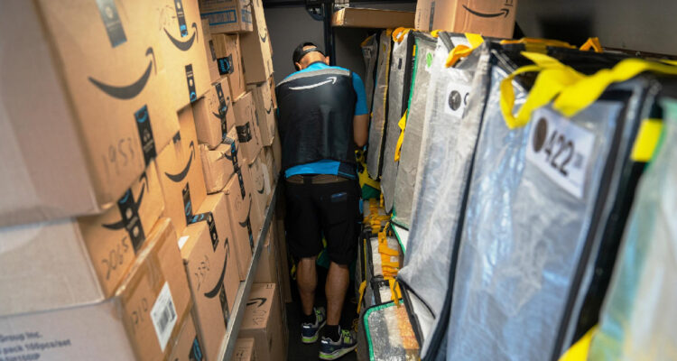 Regía desde casi un siglo: EEUU elimina exención a paquetes bajo US$800 en pleno caos logístico